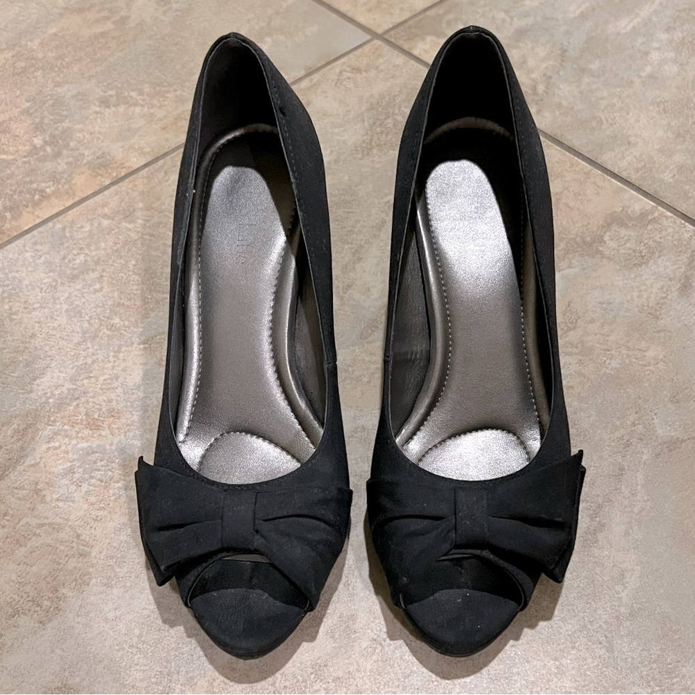 Last Chance! Kelly & Katie Peep toe black heels with bow